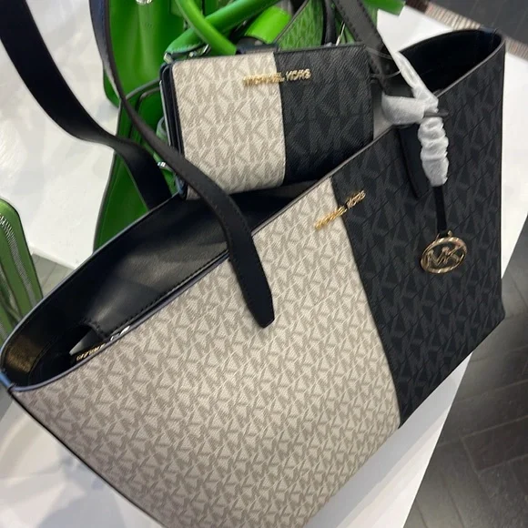 Michael Kors Jet Set Medium Two-Tone Logo Tote
&
Medium Two-Tone Logo Wallet
NWT - Picture 9 of 16